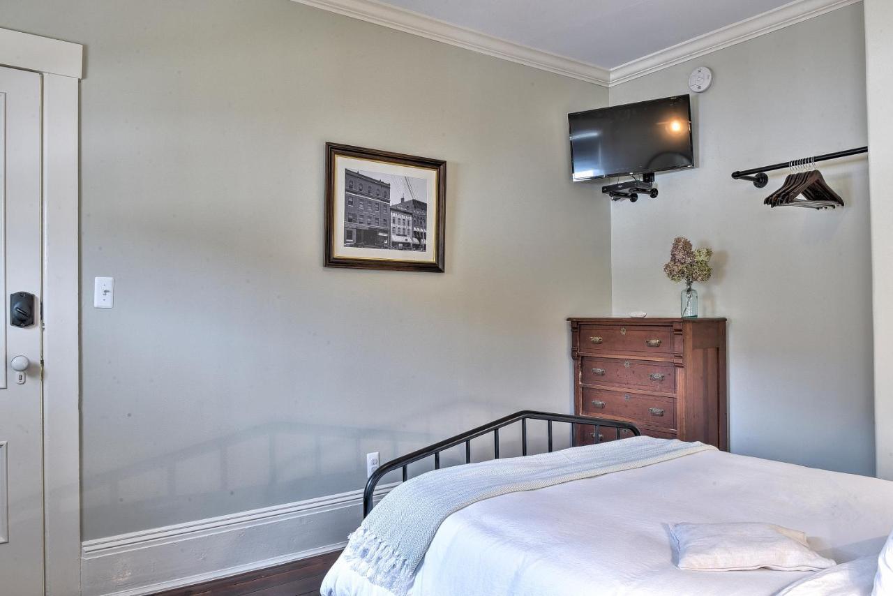 The Burrell House Hotel Keene Exterior photo